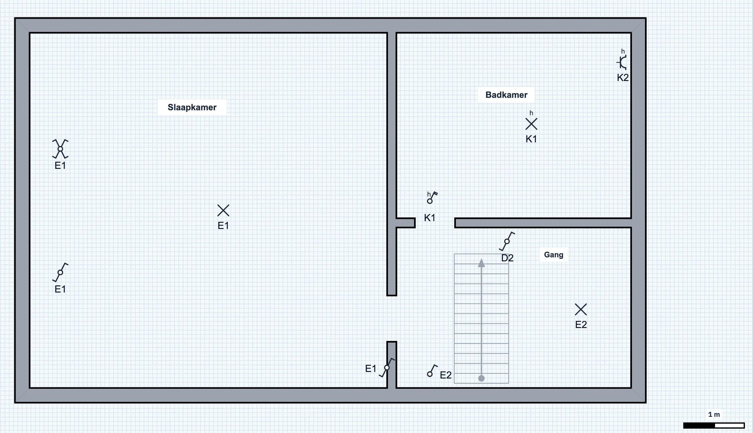Situatieplan van de verdieping: slaapkamer met lamp E1 en drie schakelaars E1, badkamer met lamp en schakelaar K1 en stopcontact K2, gang met trap, schakelaar D2 en lamp en schakelaar E2.